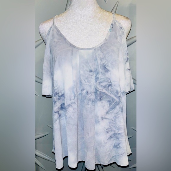 Moon Kiss SZ S gray/white cold shoulder top. Lightweight 100% rayon. Bust 38” - Picture 1 of 5